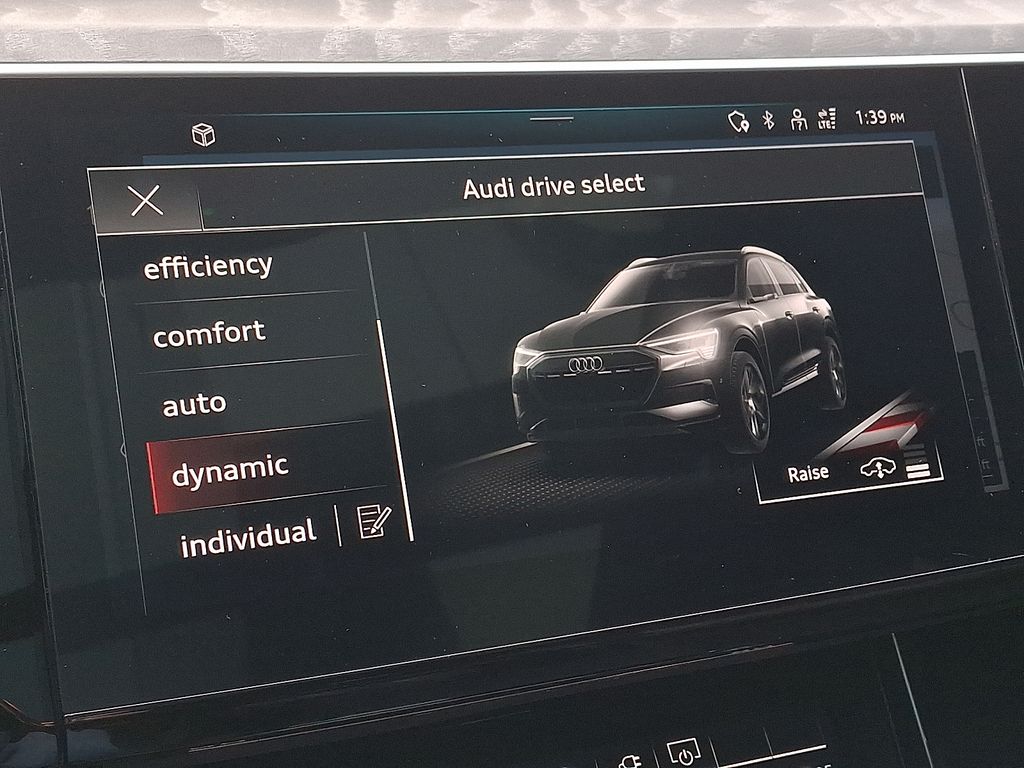 Thumbnail: 2022 Audi e-tron S - 25