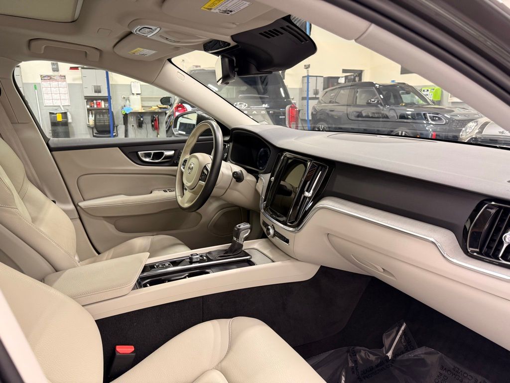 Thumbnail: 2022 Volvo S60 - 28