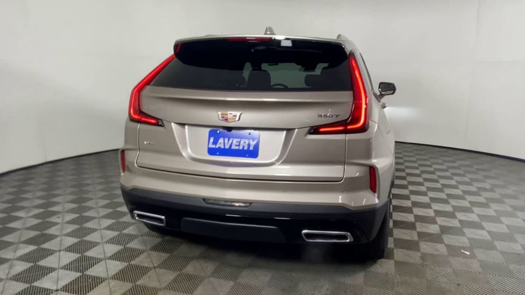 2025 Cadillac XT4 Premium Luxury 8