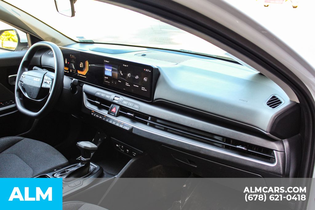 Used 2025 White Kia LXS image 22
