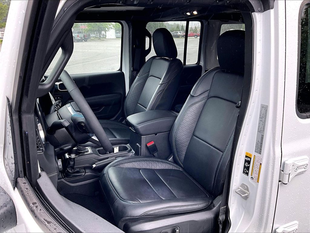 2024 Jeep Wrangler — photo 10