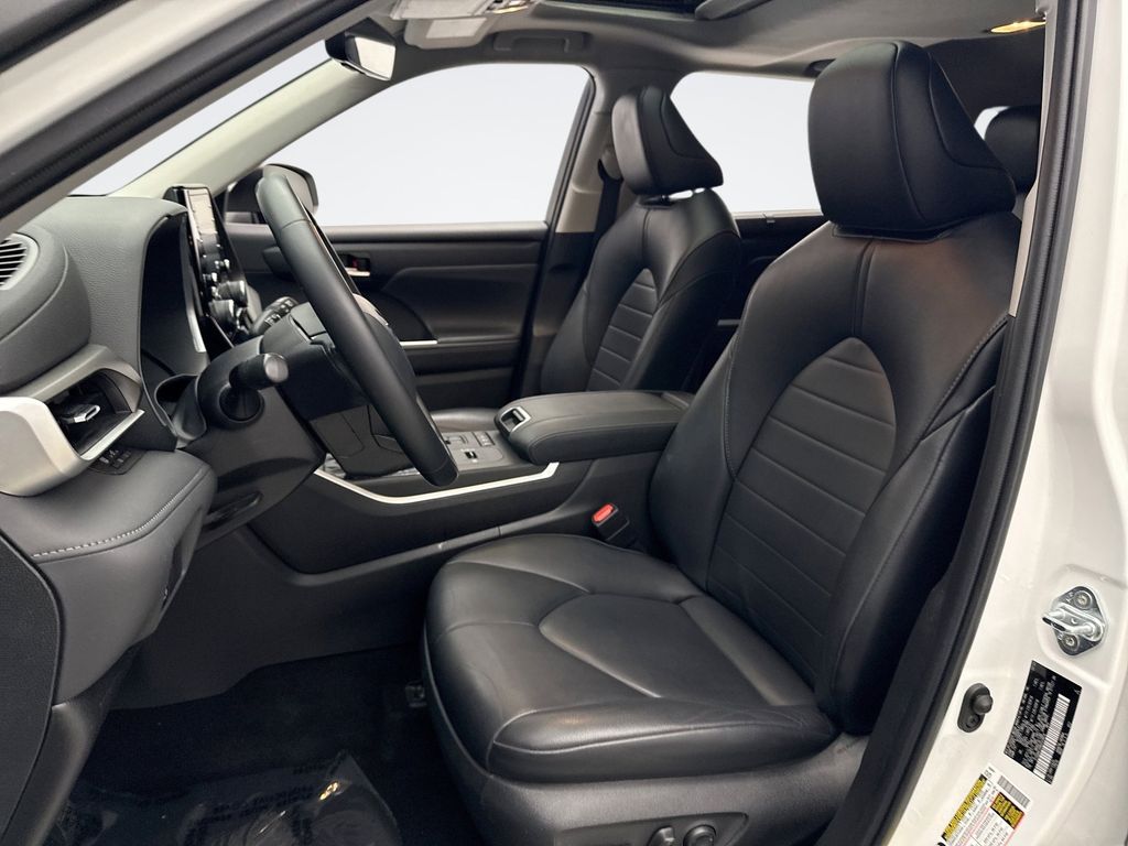 Thumbnail: 2022 Toyota Highlander - 11