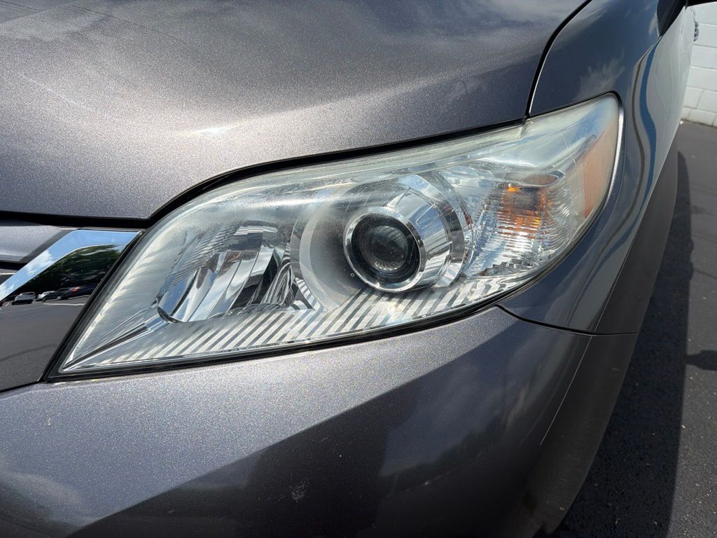 Thumbnail: 2017 Toyota Sienna - 9