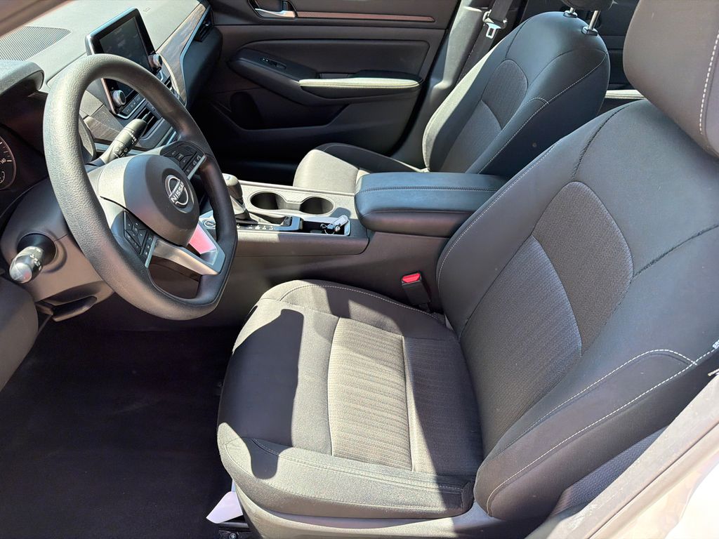 Used 2025 White Nissan 2.5 SV image 9