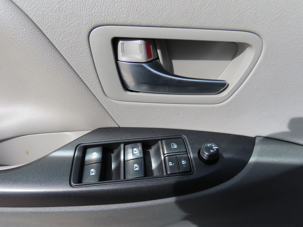 2020 Toyota Sienna LE 24