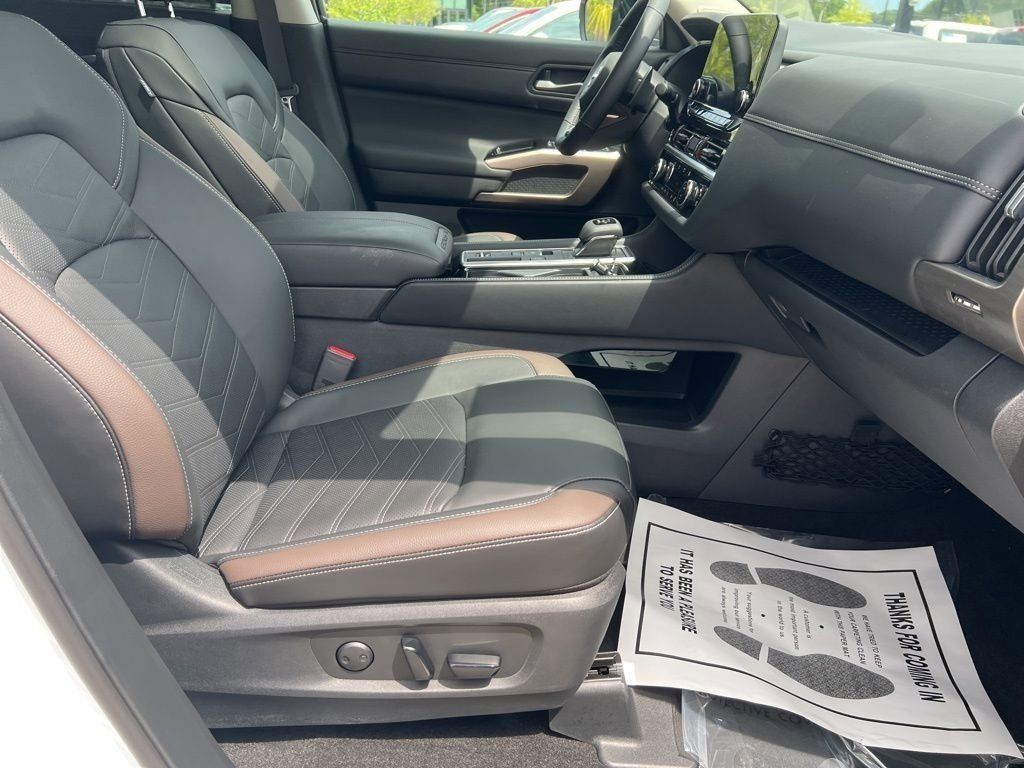 2025 Everest White Pearl Tricoat/Super Black Nissan Pathfinder Platinum FWD SUV