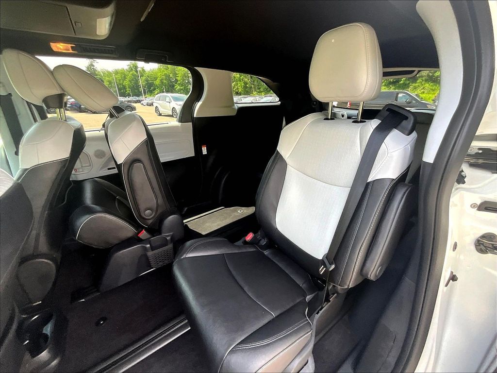 2025 Toyota Sienna — photo 15