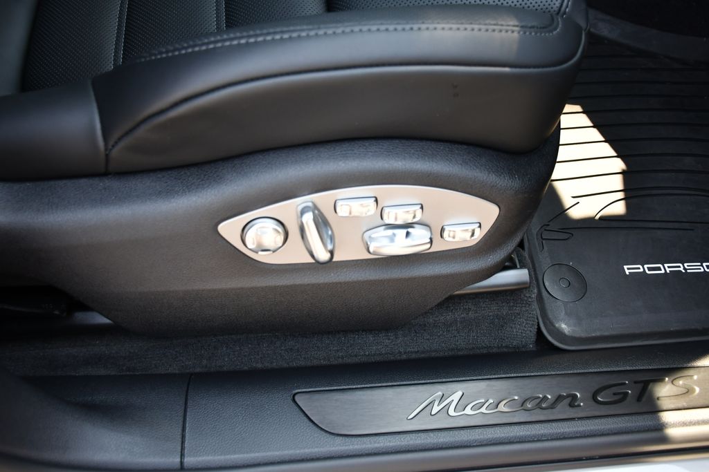 Thumbnail: 2026 Porsche Macan - 19