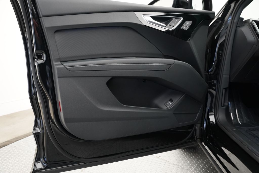 Thumbnail: 2023 Audi Q4 e-tron - 8