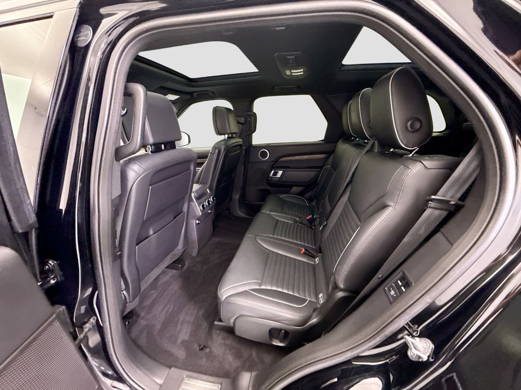 Thumbnail: 2018 Land Rover Discovery - 19