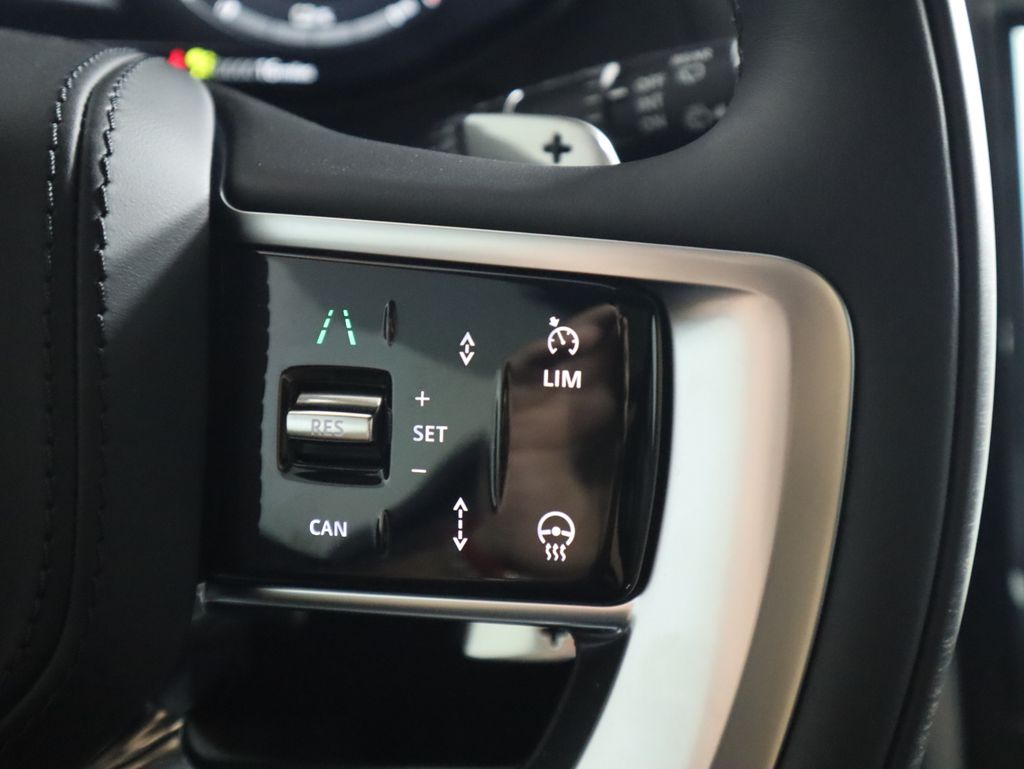 2025 Land Rover Range Rover SE 13