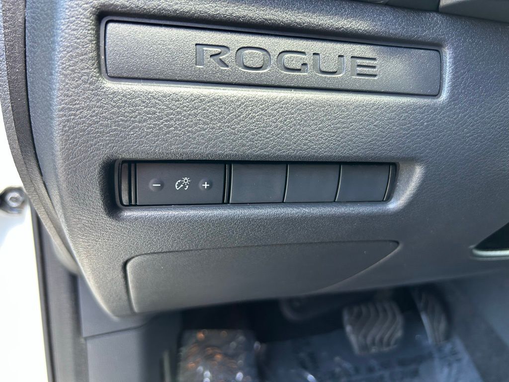 Thumbnail: 2022 Nissan Rogue - 17