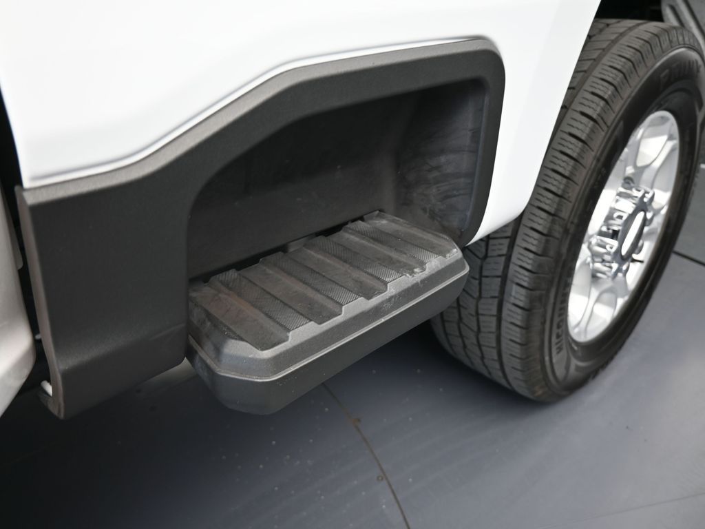 Used 2025 Oxford White Ford XLT image 36