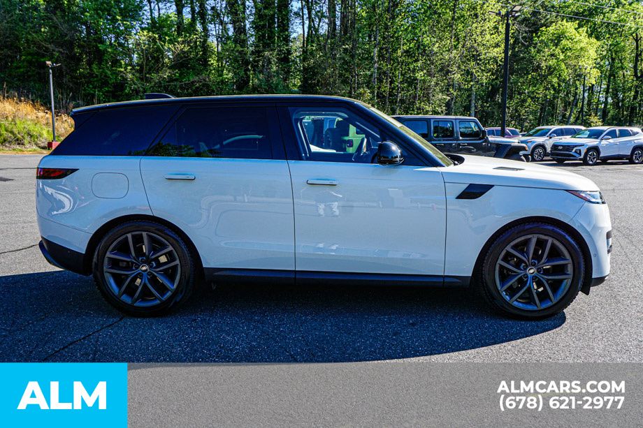 Used 2023 White Land Rover SE image 9