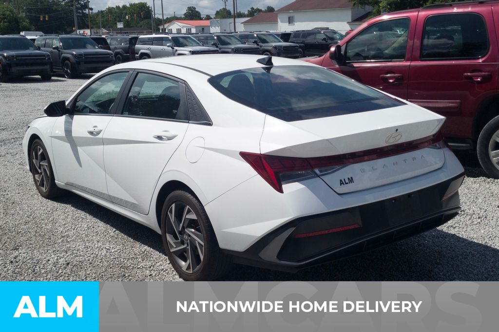 Used 2024 White Hyundai SEL image 4