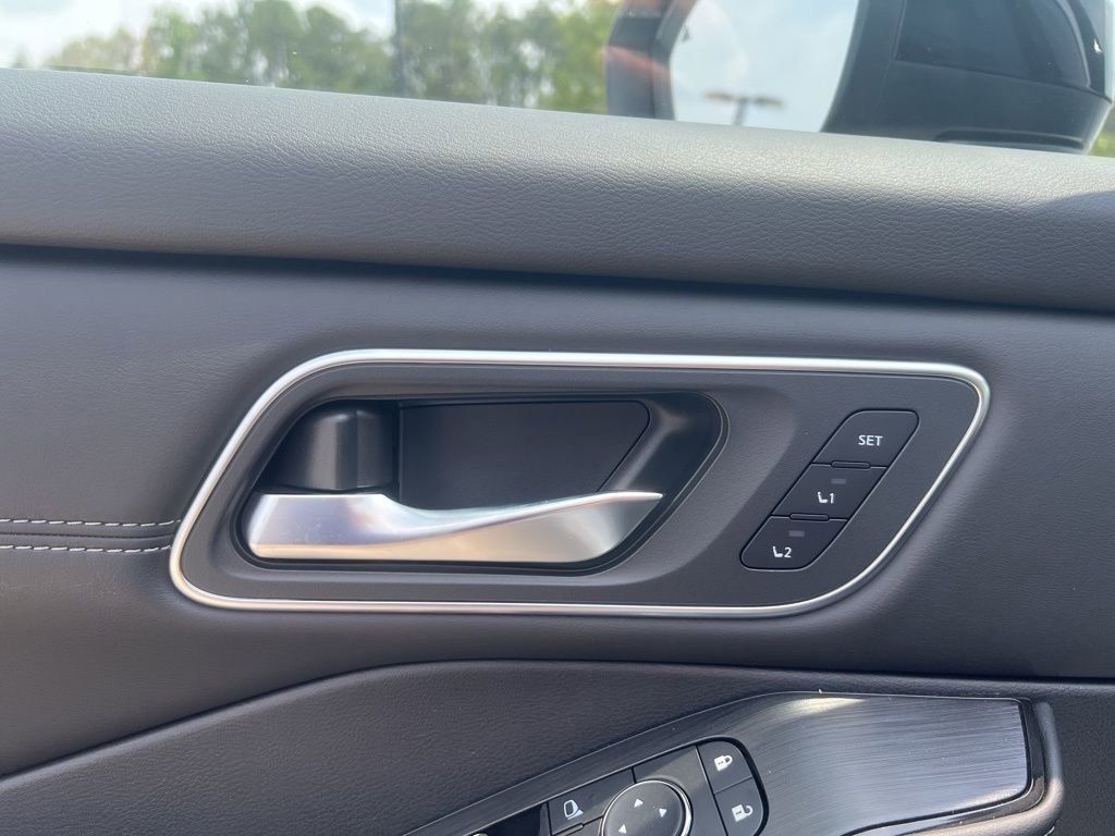 2025 Everest White Pearl/Super Black Nissan Rogue Platinum FWD SUV