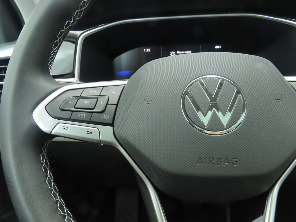 2025 Volkswagen Taos SE 12