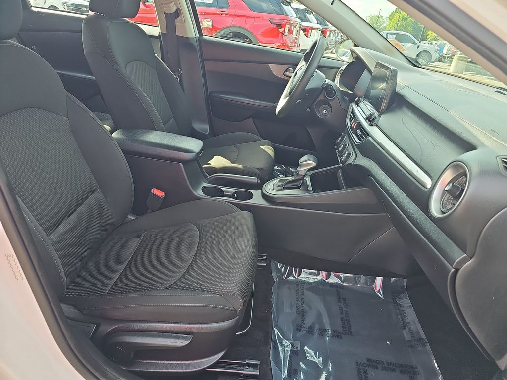 Used 2021 White Kia LXS image 10