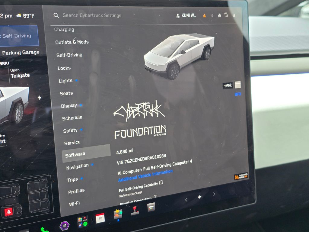 Used 2024  Tesla Base image 27