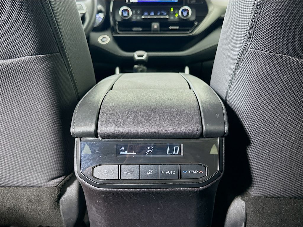 2024 Toyota Highlander LE 24