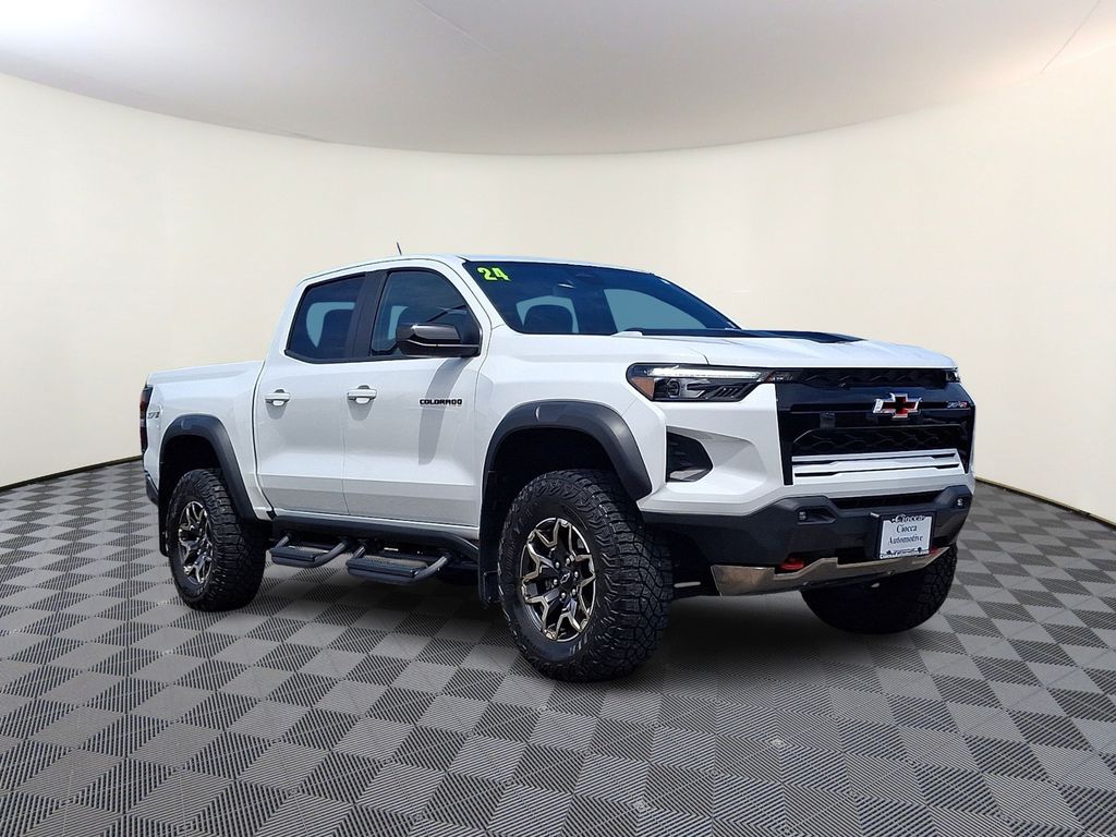 Summit White 2024 Chevrolet Colorado Pickup Truck Four-Wheel Drive 8-Speed Automatic