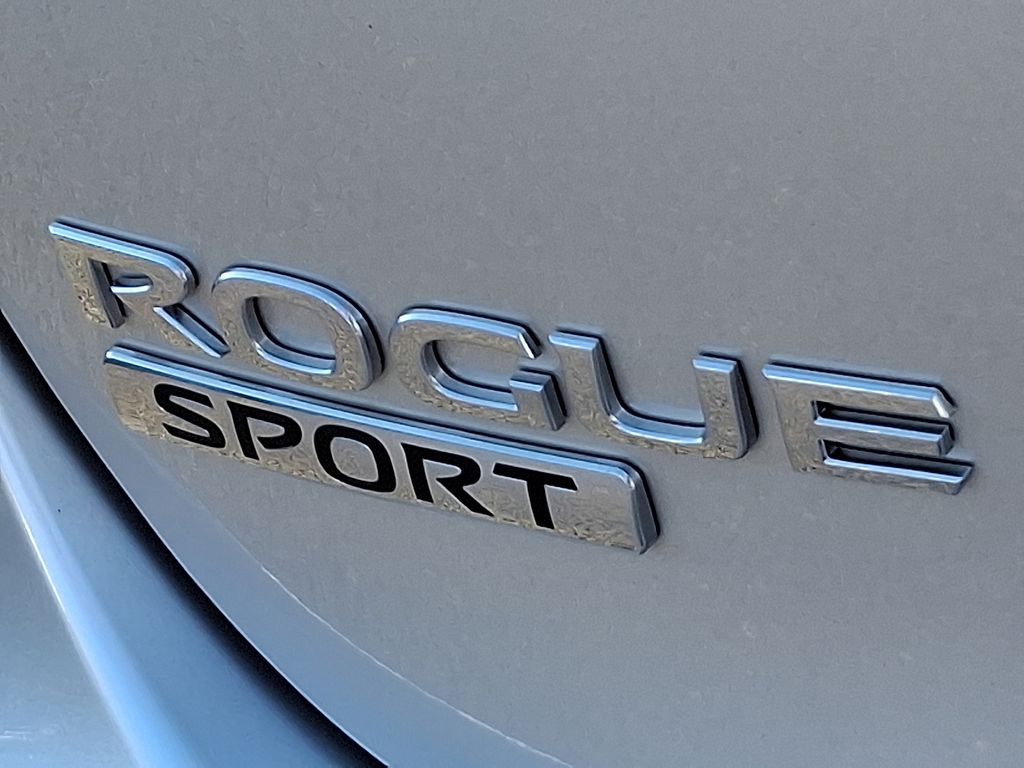 2022 Nissan Rogue Sport SV 29