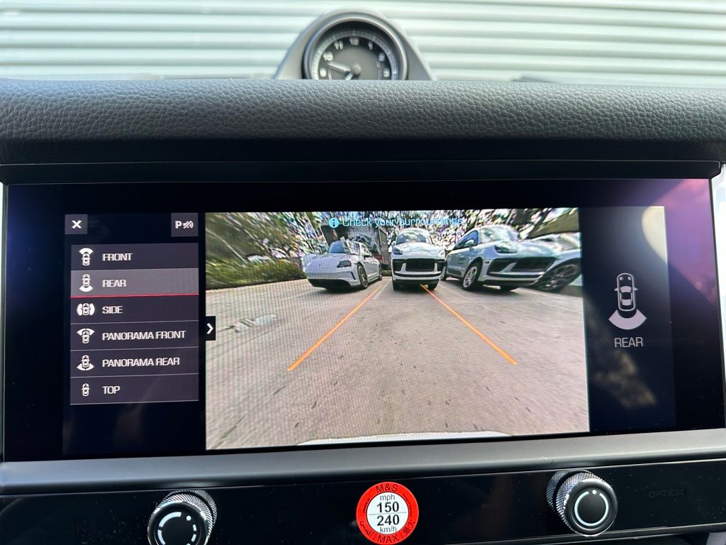 2025 Porsche Macan  24