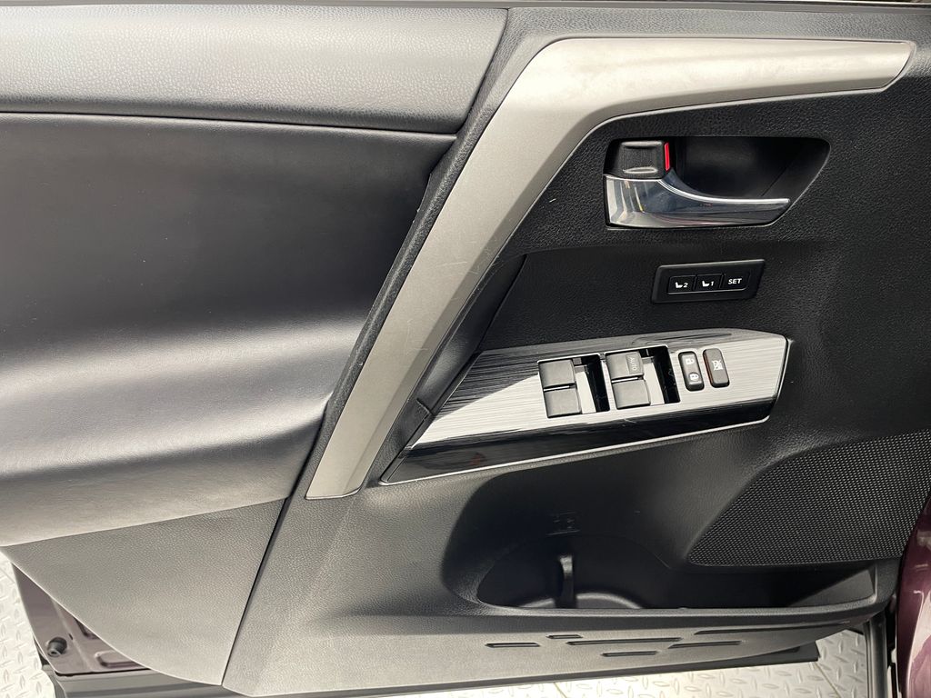 Thumbnail: 2017 Toyota RAV4 - 9