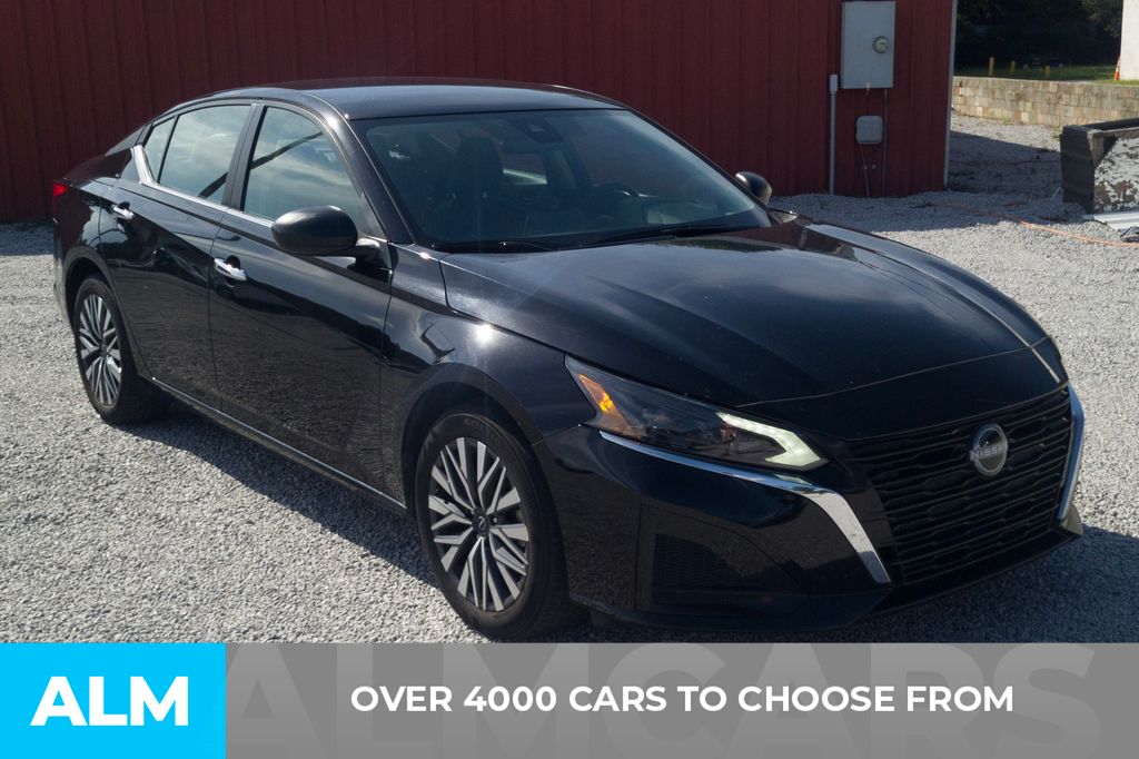 Used 2025 Super Black Nissan 2.5 SV image 2