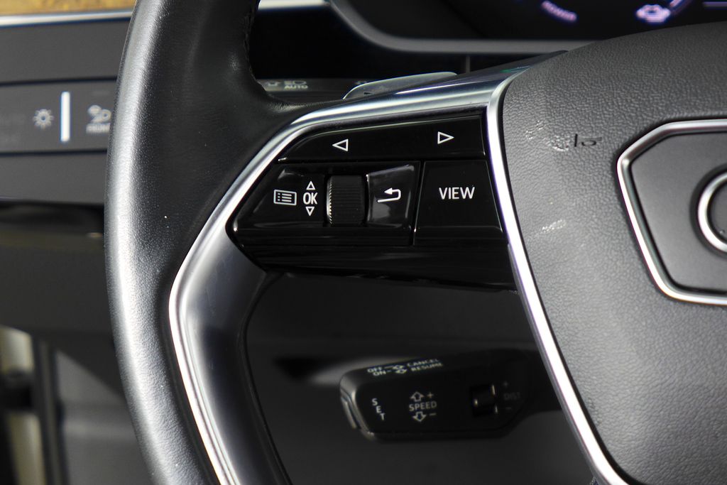 Thumbnail: 2022 Audi e-tron - 30