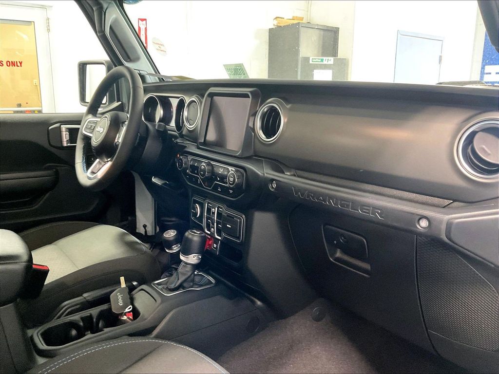 2023 Jeep Wrangler — photo 14