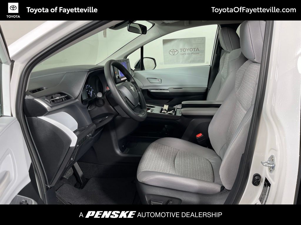 2025 Toyota Sienna LE 23