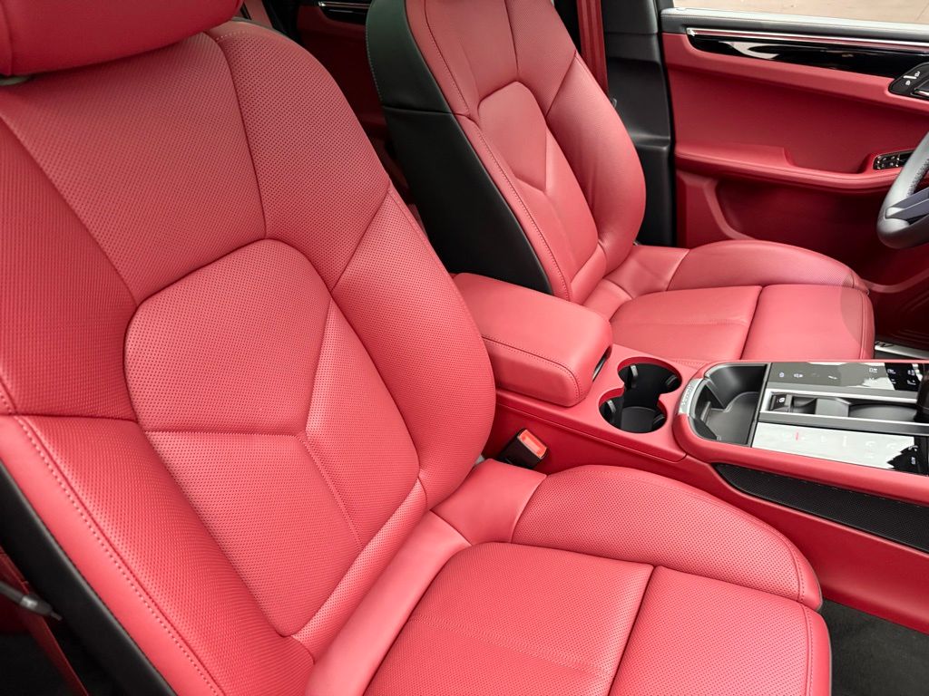 Thumbnail: 2026 Porsche Macan - 31