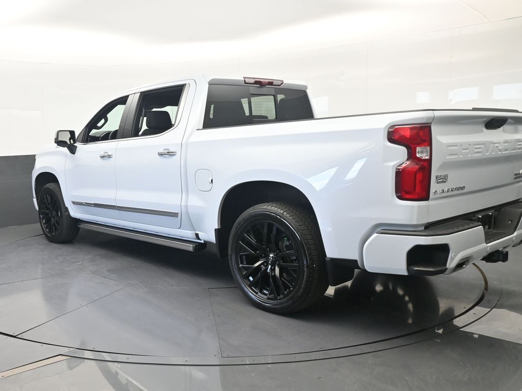 Used 2026 Summit White Chevrolet High Country image 3