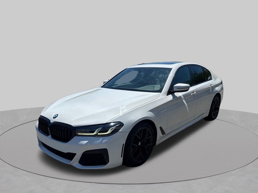 2021 BMW 5 Series Blanco (Alpine White) Sedán Tracción en las cuatro ruedas 8 velocidades Automática