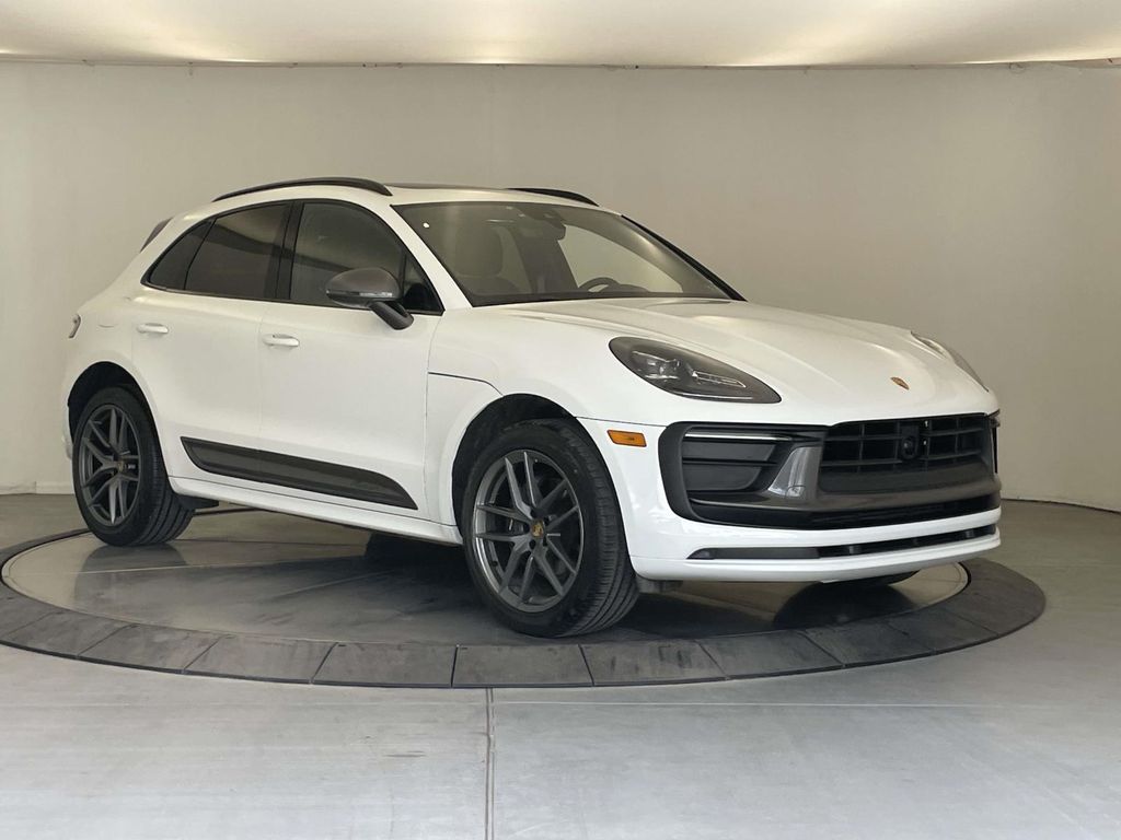2025 Porsche Macan T - 8