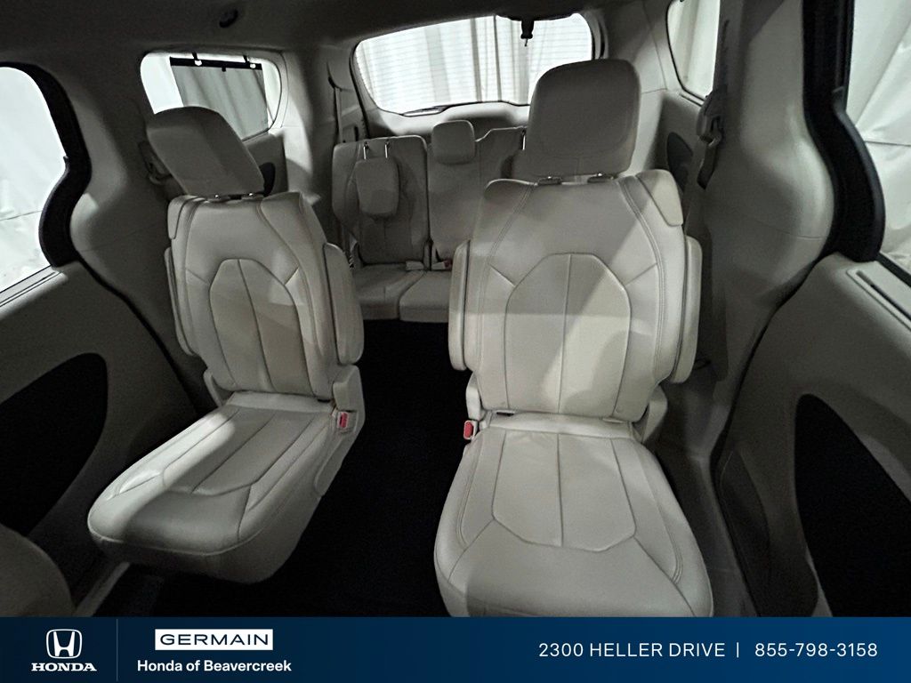 Used 2018 Gray Chrysler Touring L image 28