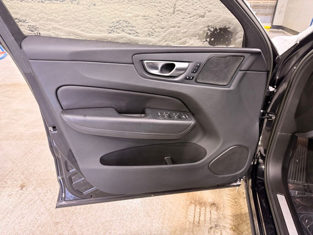 Thumbnail: 2023 Volvo XC60 - 10