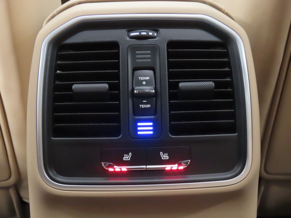Thumbnail: 2026 Porsche Macan - 32