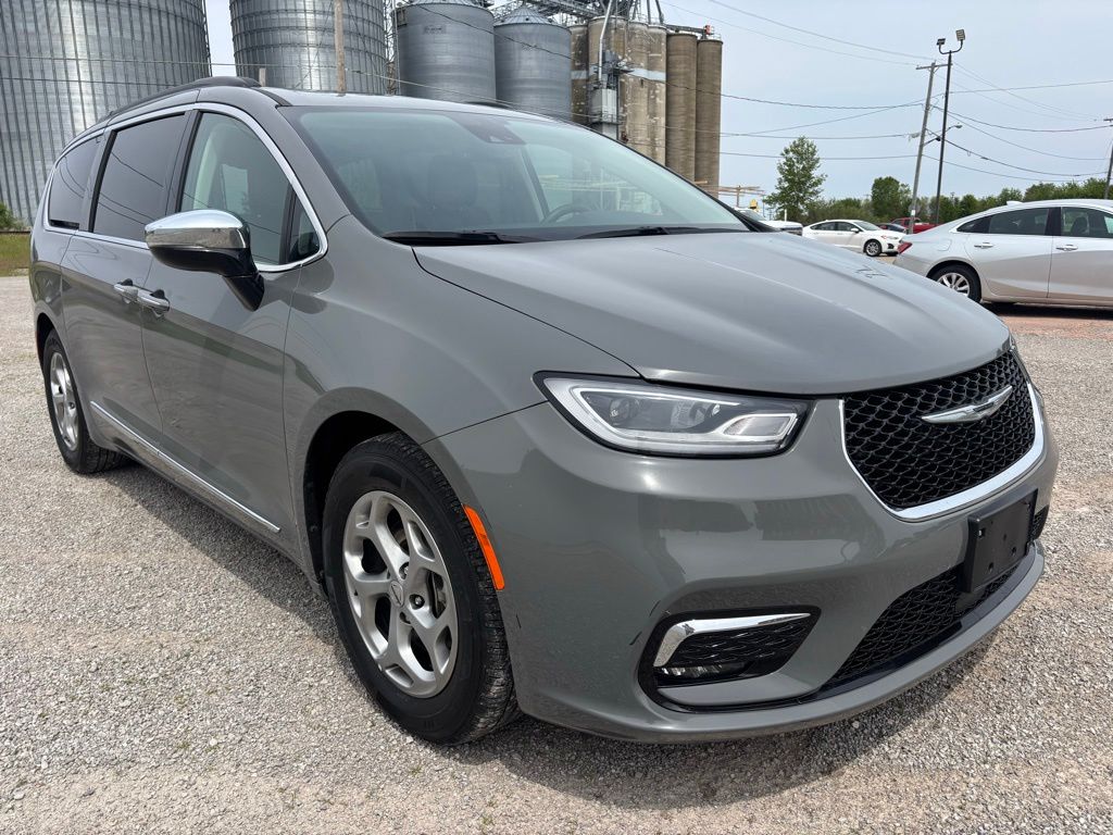 2023 Chrysler Pacifica Limited's photo