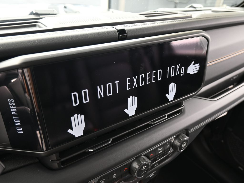 New 2026 Granite Crystal Metallic Clearcoat Jeep Sahara image 19