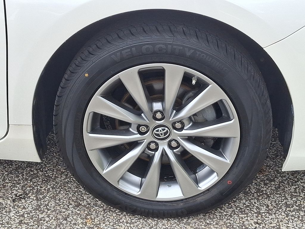 2017 Toyota Camry XLE 8