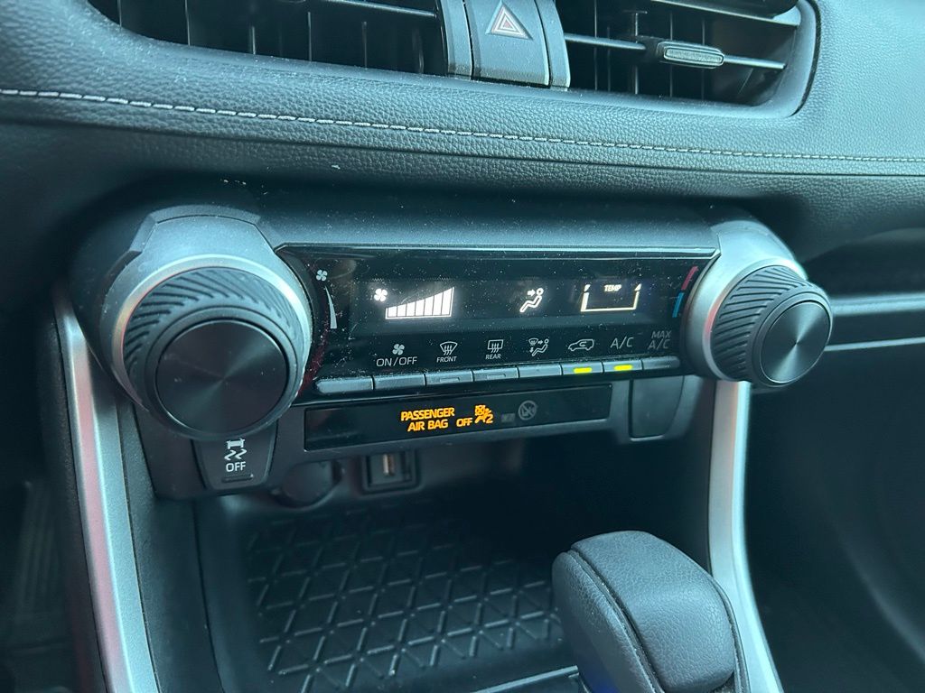 Thumbnail: 2021 Toyota RAV4 - 24