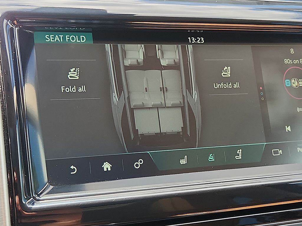 Thumbnail: 2020 Land Rover Discovery - 25