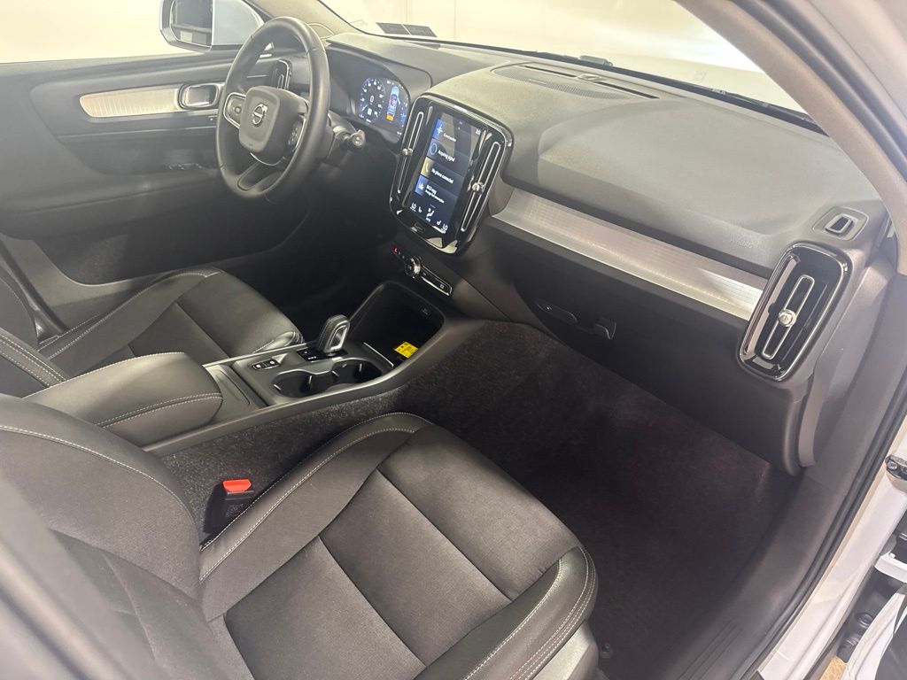 Used 2020 Silver Volvo Momentum image 26