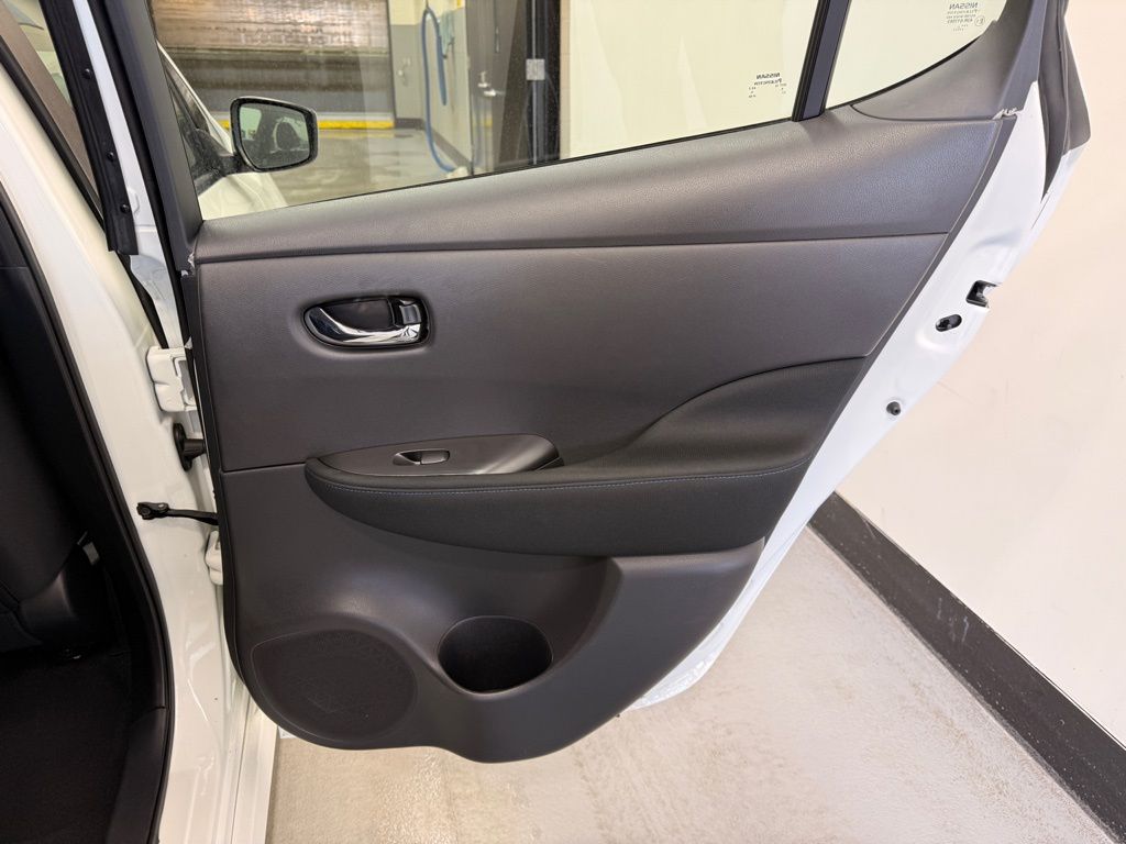 Thumbnail: 2022 Nissan Leaf - 25