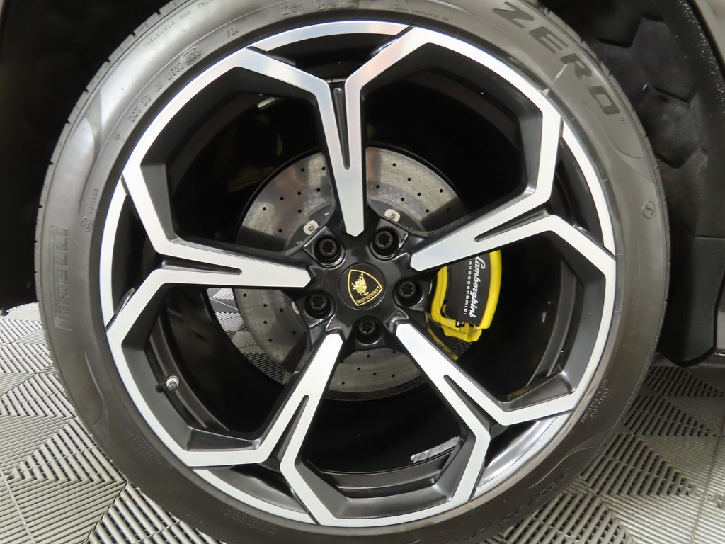 Thumbnail: 2019 Lamborghini Urus - 32