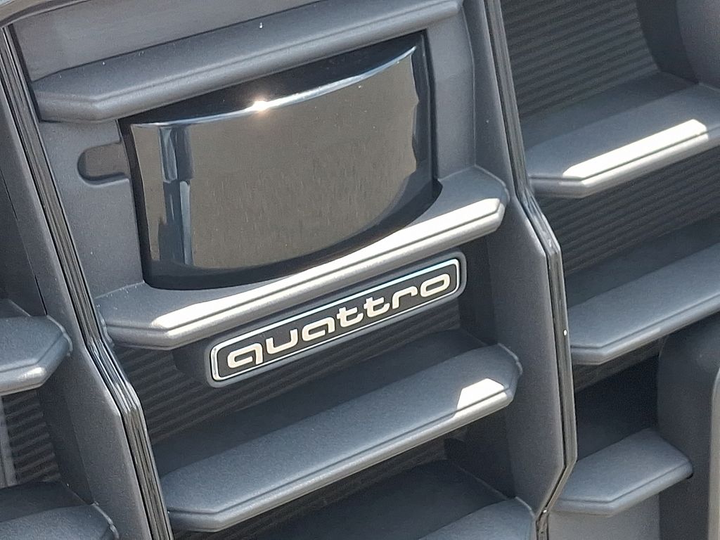 Thumbnail: 2023 Audi Q8 - 31
