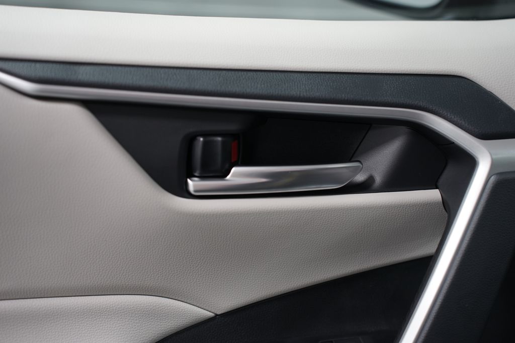 2025 Toyota RAV4 XLE 32