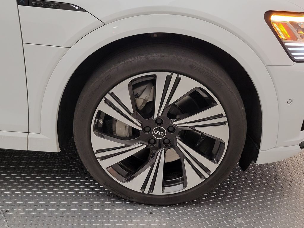 Thumbnail: 2024 Audi Q8 e-tron - 11